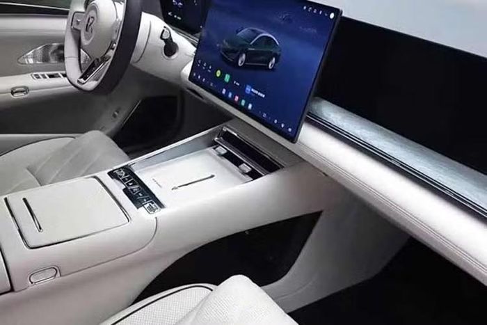 Bản 328 mã lực có trọng lượng 2.005 kg và tốc độ tối đa 240 km/h. Con số tương ứng của bản 402 mã lực là 2.125 kg và 240 km/h. Bản còn lại dùng hệ dẫn động 4 bánh toàn thời gian AWD với 2 mô-tơ điện và tổng công suất 697 mã lực.