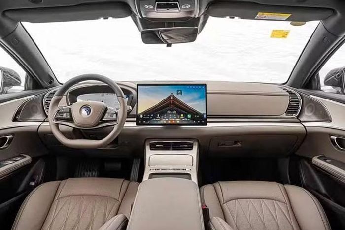 Tại thị trường Trung Quốc, BYD Han 2027 có 2 tùy chọn động cơ và 4 phiên bản. Trong số này, có 3 phiên bản thuần điện và 1 phiên bản hybrid cắm sạc (PHEV). 2 phiên bản của BYD Han EV 2027 được trang bị hệ dẫn động cầu sau RWD với mức công suất tối đa lần lượt 328 mã lực và 402 mã lực.