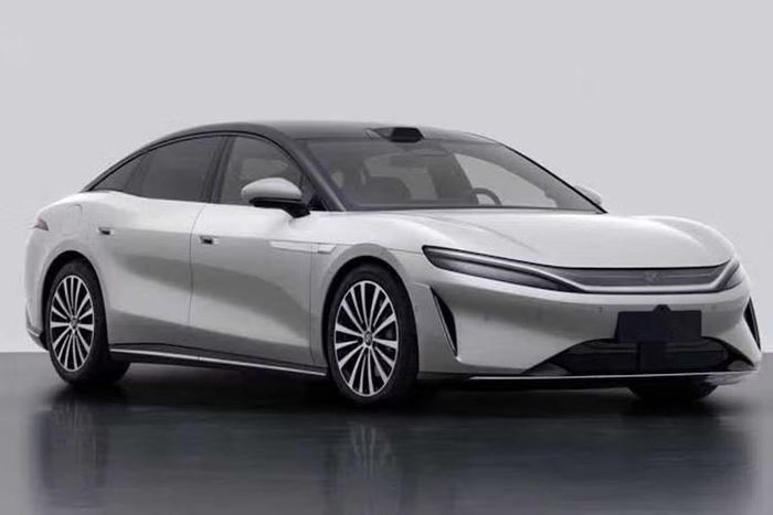 Các báo cáo trước đó dự đoán BYD Han mới có thể được định vị thấp hơn Han L. Tuy nhiên, thông số kích thước trong hồ sơ đăng kiểm cho thấy điều ngược lại. So với phiên bản cũ, BYD Han chỉ thay đổi nhẹ về mặt thiết kế. Theo đó, xe được trang bị cản trước mới với nẹp trang trí mạ crôm ở hai góc.