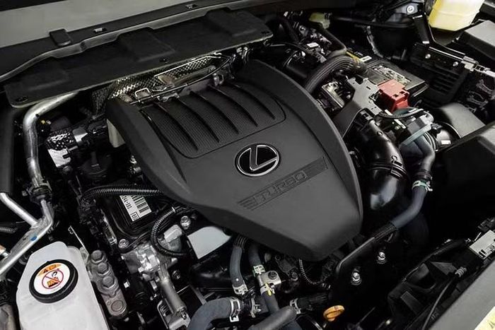 Các hệ thống hỗ trợ lái trên Lexus TX 2027 thuộc gói Lexus Safety System+ 3.0 hoạt động ổn định nhưng đôi lúc phản ứng hơi thận trọng quá mức. Camera 360 độ đặc biệt hữu ích bởi TX là mẫu xe khá lớn khi xoay trở trong đô thị.
