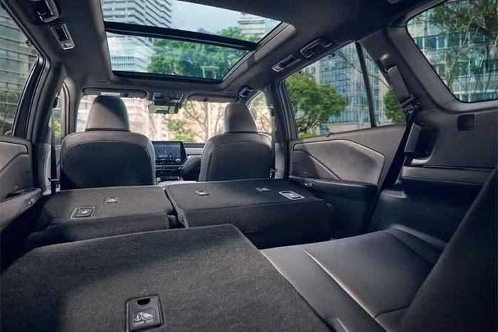 Về ngoại thất, màu sơn đỏ Matador Red Mica được bổ sung trở lại nhưng không áp dụng cho các phiên bản F SPORT. Trên TX 500h, logo “DIRECT4” ở phía sau được thay bằng ký hiệu “AWD”, trong khi phiên bản Premium sử dụng bộ mâm hợp kim 20 inch với lớp hoàn thiện màu xám đậm hơn.