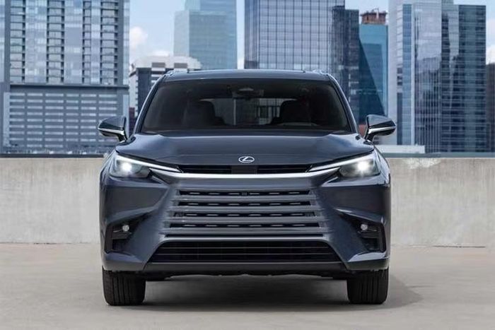 Dù vậy, kế hoạch phát triển Lexus TX thuần điện tại Nhật Bản hiện chưa được hãng xác nhận chính thức. Khi ra mắt thị trường, TX 2027 sẽ là đối thủ cạnh tranh trực tiếp với Audi Q7 – mẫu SUV hạng sang cỡ lớn lâu năm trong cùng phân khúc.