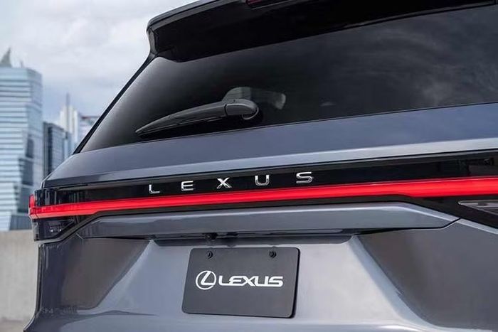 Thay đổi đáng chú ý nhất là việc Lexus tạm ngừng phân phối TX 550h+, phiên bản sử dụng hệ truyền động plug-in hybrid (PHEV). Tuy nhiên, đại diện hãng cho biết đang lên kế hoạch đưa phiên bản này trở lại trong tương lai.