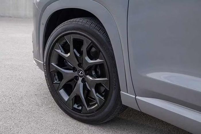Như vậy, Lexus TX 2027 hiện còn hai lựa chọn hệ truyền động chính. Bản TX 350 sử dụng động cơ xăng tăng áp 2.4L, 4 xi-lanh, công suất 275 mã lực. Trong khi đó, TX 500h được trang bị hệ truyền động hybrid với tổng công suất 366 mã lực.