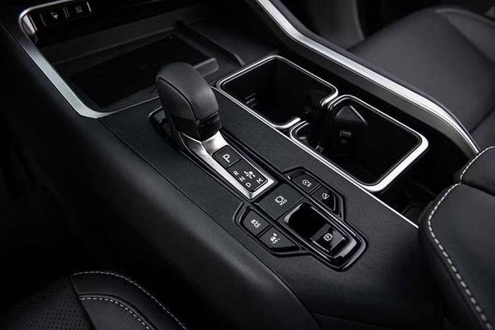 Sức hút của TX cũng được cho là đang tạo áp lực cạnh tranh trong phân khúc. Theo một số nguồn tin, Acura đang cân nhắc phát triển mẫu SUV lớn hơn MDX nhằm tiếp cận nhóm khách hàng cần không gian hàng ghế thứ ba rộng rãi.