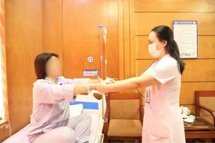Bác sĩ thăm khám chức năng vận động của bệnh nhân sau can thiệp - Ảnh BVCC