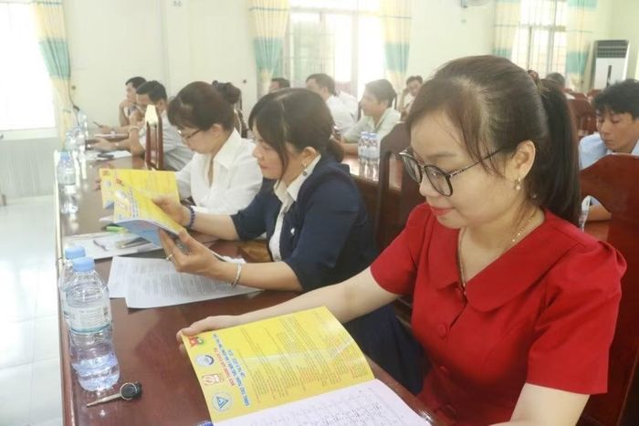 Nữ giáo viên xã Sơn Hòa- Đắk Lắk nghiên cứu tài liệu Hội thi Sáng tạo kỹ thuật tỉnh Đắk Lắk để phổ biến cho học sinh tham gia.