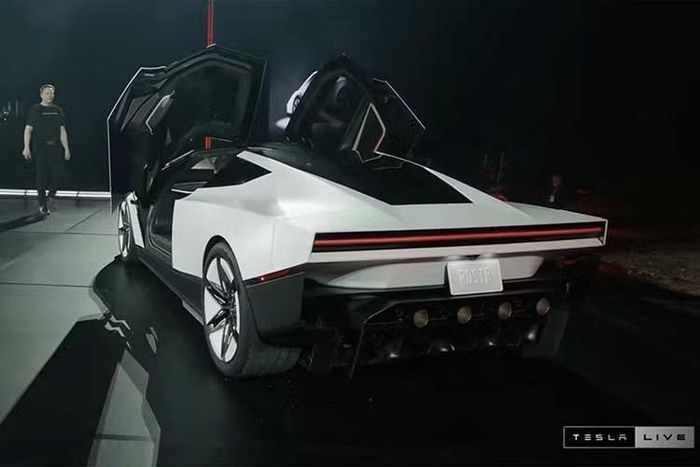 Theo công bố, phiên bản Tesla Roadster Performance tiêu chuẩn được phát triển chủ yếu để vận hành trên đường phố, với cấu hình hai chỗ ngồi. Xe sở hữu hệ thống khí động học chủ động kết hợp cơ chế hút gió đa chế độ nhằm tạo lực ép xuống mặt đường, qua đó cải thiện độ bám khi vận hành, kể cả ở tốc độ thấp.