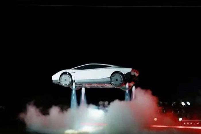Bên cạnh đó, các nguồn tin báo chí địa phương xác nhận rằng mẫu xe điện Tesla Roadster phân phối đợt này chỉ có cấu hình vô lăng nằm bên trái. Đây là dạng tay lái nghịch so với quy định giao thông tại Thái Lan.