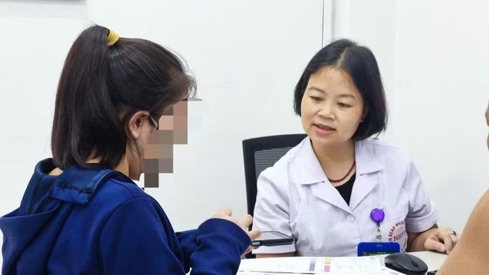 BS Nguyễn Nguyên Huyền tư vấn cho bệnh nhân - Ảnh BVCC