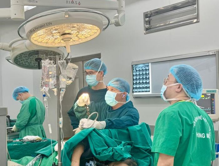 Ê- kíp phẫu thuật cho bệnh nhân - Ảnh BVCC