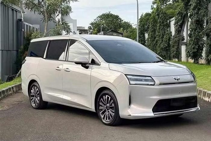 Ngoài ra để kích cầu, Wuling Việt Nam cho biết khách hàng đặt cọc tiên phong sẽ được tặng chuyến thăm nhà máy của hãng tại Trung Quốc, bảo hiểm thân vỏ 1 năm và sạc cầm tay cùng trụ sạc AC CCS2 7kW.