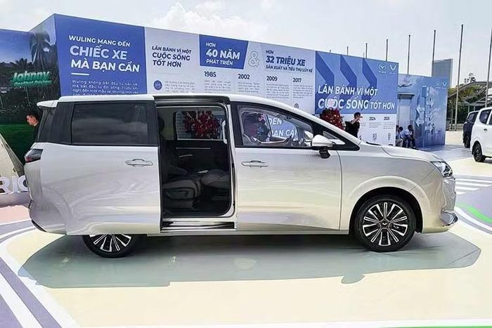 Tính năng hỗ trợ người lái trên xe gồm ga tự động Cruise Control, phanh tay điện tử, giữ phanh tự động Auto Hold và camera 360 độ. Các trang bị an toàn cơ bản được trang bị đầy đủ với 4 túi khí, hệ thống chống bó cứng phanh ABS, phân phối lực phanh điện tử EBD và cân bằng điện tử ESC.