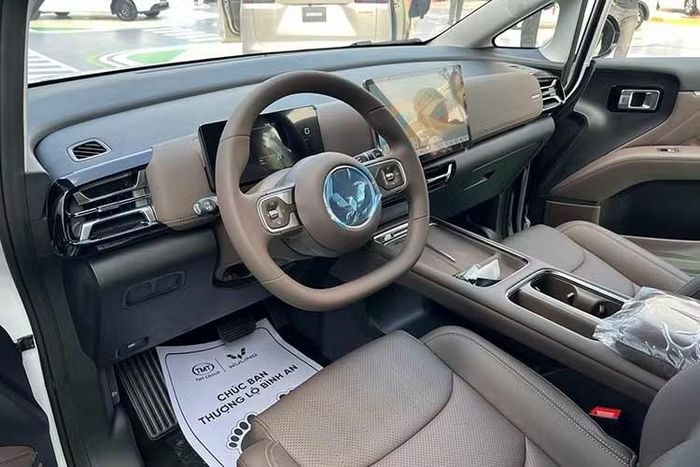 Bên trong Wuling Darion là không gian nội thất 7 chỗ với cấu hình chỗ ngồi 2+2+3. Ở bản Eco tiêu chuẩn, xe được trang bị ghế bọc nỉ, ghế trước chỉnh cơ, bảng đồng hồ analog với màn hình đa thông tin 3,5 inch, 2 loa, vô lăng 2 chấu bọc nhựa, USB Type A và tấm chắn nắng không tích hợp gương trang điểm.