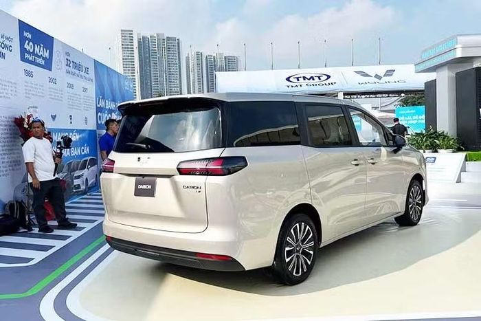 Mẫu xe MPV Wuling Darion 2026 tại Việt Nam nhắm đến các khách hàng gia đình đô thị, xe được áp dụng ngôn ngữ thiết kế mới của Wuling với lưới tản nhiệt đóng kín, cụm đèn pha hẹp, nằm giữa 2 dải đèn LED định vị ban ngày và nẹp màu đen bóng tích hợp logo của Wuling. Trên cản trước còn có hốc gió trung tâm hình thang sơn đen bóng và hai khe gió hẹp nằm dọc.