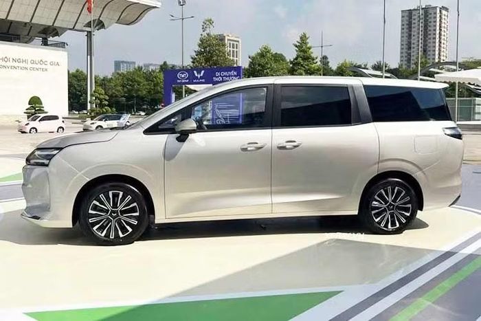 Về tổng thể, xe sở hữu kích thước dài x rộng x cao lần lượt 4.920 x 1.880 x 1.785mm cùng chiều dài cơ sở 2.910mm. Chi tiết thiết kế đáng chú ý trên Darion là trang bị cửa trượt hai bên thân xe tương tự các dòng minivan lớn và cao cấp hơn như Kia Carnival, trong đó cửa bên phải tích hợp chỉnh điện còn cửa bên trái mở cơ.