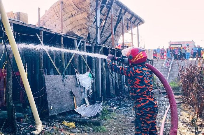 Lính cứu hỏa cố gắng dập tắt đám cháy tại nhà hàng và khu nghỉ dưỡng Tuptup ở Inani, Bangladesh, ngày 17/10/2026. Ảnh: AP/Shamimul Islam Faisal.