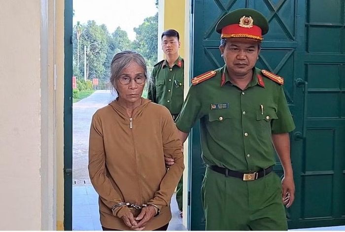 Công an Quảng Ngãi di lý Trần Thị Tuyết về trại giam (ảnh Công an Quảng Ngãi)