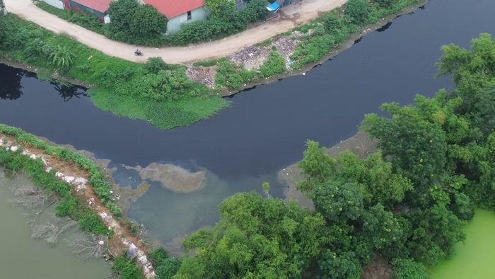 Dòng kênh đen kịt chảy qua địa bàn phường Phương Liễu, TP Bắc Ninh. (Ảnh: Bảo Ngân).