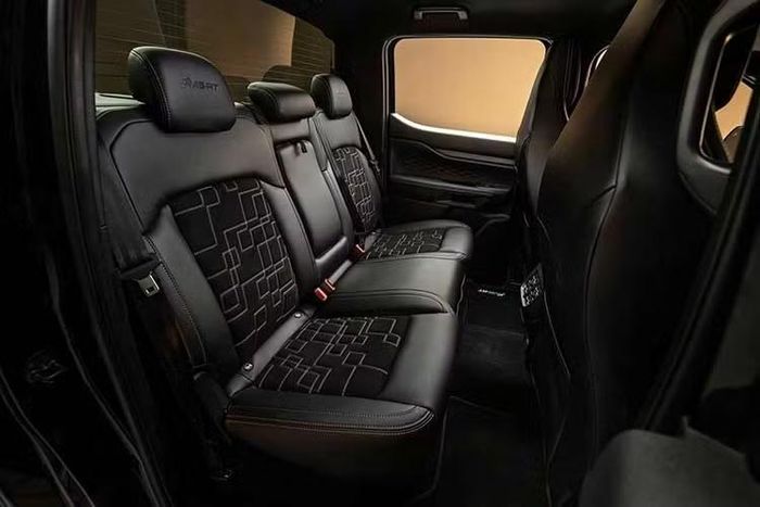 Ranger MS-RT Champion Edition sử dụng hệ thống treo hạ thấp, giảm xóc trước cứng hơn, chiều rộng cơ sở tăng lên và nhíp sau đã được tinh chỉnh lại. Đi cùng bộ lốp mỏng nên khoảng sáng gầm xe đã giảm 40 mm.