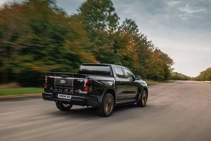 Ranger MS-RT Champion Edition có ngoại thất bắt mắt do tông màu sơn đen Agate Black kết hợp cùng bộ tem xe sọc đua màu vàng nhạt và đen nhám. Điểm nhấn phần hông xe là bộ mâm hợp kim kích thước 21 inch được phủ nước sơn vàng.
