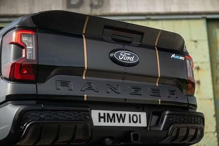 Cách làm cánh lướt gió trên Ford Ranger MS-RT Champion Edition giống với cánh gió "đuôi cá voi" huyền thoại từng xuất hiện trên các dòng xe đua Rally là Sierra RS500 và Escort Cosworth.