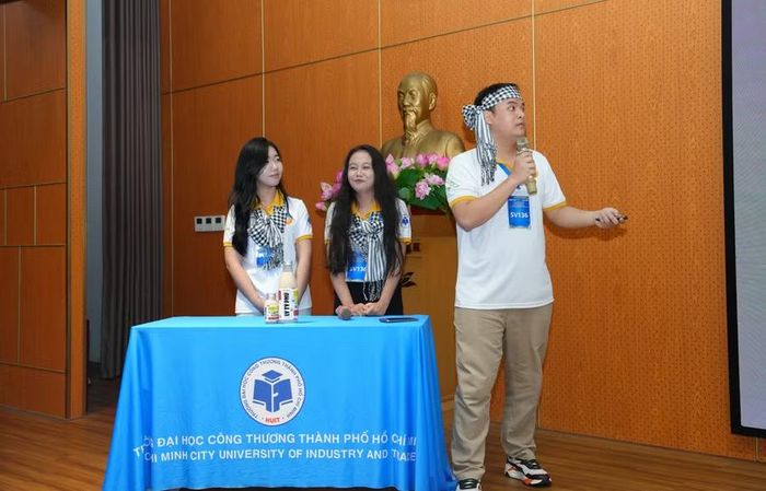 Các đội thuyết trình các dự án trước ban giám khảo tại vòng chung kết.
