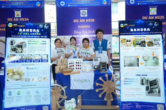 Dự án thuộc bảng sinh viên tại không gian triển lãm tại ngày hội.