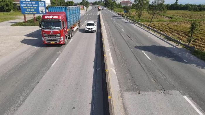 Quốc lộ 1 đoạn Nam cầu Bến Thủy đến tuyến tránh TP Hà Tĩnh cũ hư hỏng kéo dài.
