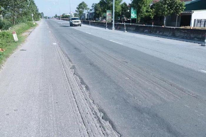 Việc cơ quan chức năng buộc chủ đầu tư tạm dừng thu phí giải tỏa được sự bức xúc của người tham gia giao thông.
