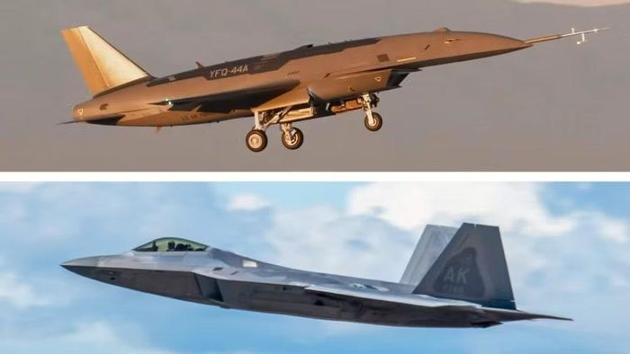 Máy bay chiến đấu không người lái YFQ-44A và tiêm kích có người lái F-22.