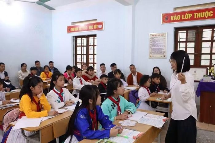 Cô và trò Trường THCS Bình Ca, xã Bình Ca.