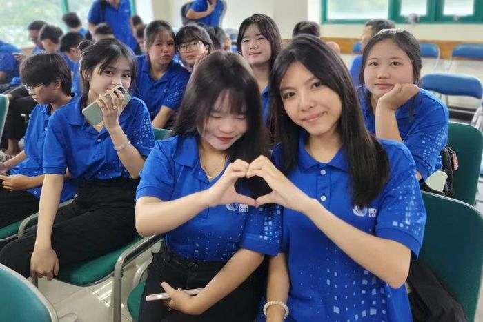 Học sinh tại lễ khai giảng năm học mới.