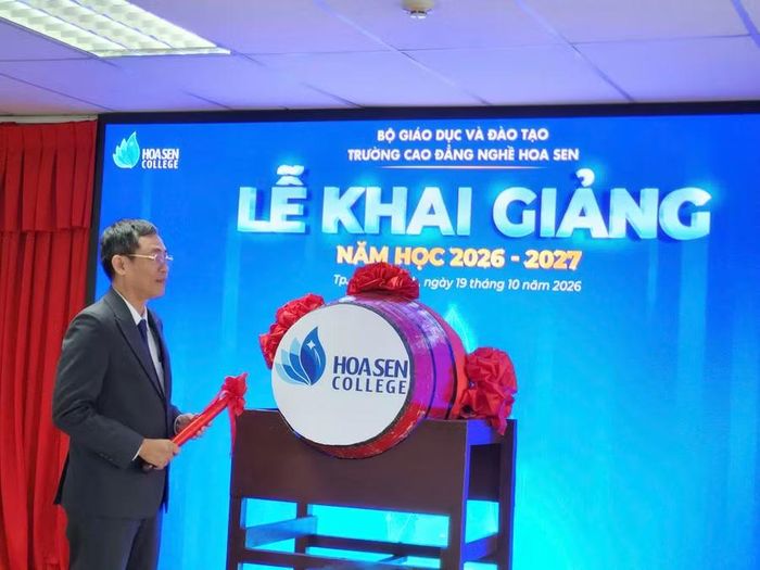 ThS Nguyễn Văn Thái thực hiện nghi thức đánh trống khai giảng năm học.