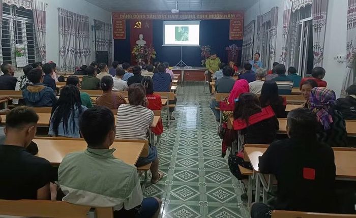 Hạt Kiểm lâm Tủa Chùa tuyên truyền công tác quản lý bảo vệ rừng tới người dân.