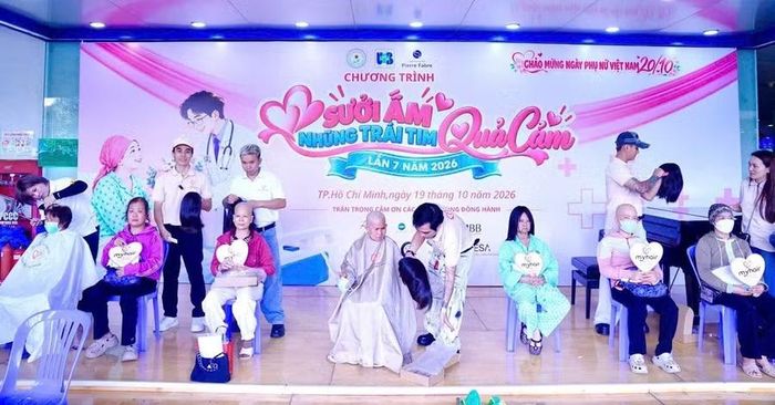 Chương trình trao 30 bộ tóc cho bệnh nhân đang điều trị nội trú tại bệnh viện.
