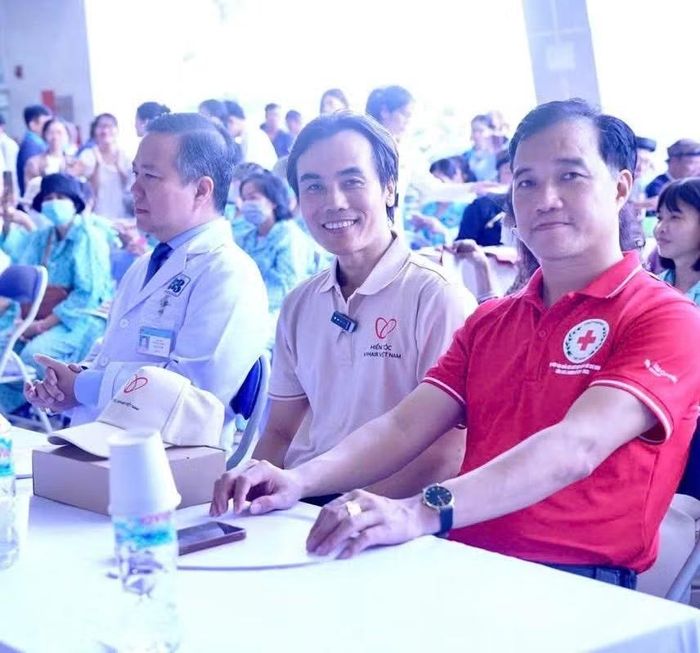 Ông Tống Xuân Giang (áo đỏ) - Phó Chủ tịch Hội Chữ thập đỏ TPHCM, tham dự chương trình.