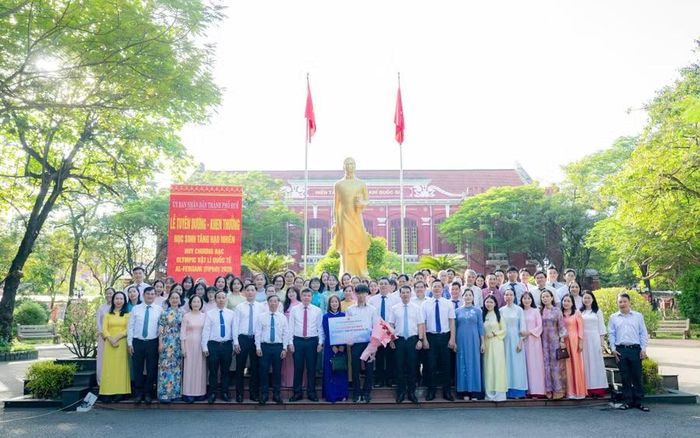 Lãnh đạo TP Huế, Sở GD&ĐT, Ban Giám hiệu Trường THPT chuyên Quốc Học – Huế cùng các thầy cô giáo, phụ huynh và học sinh nhà trường chúc mừng em Tăng Hạo Nhiên.