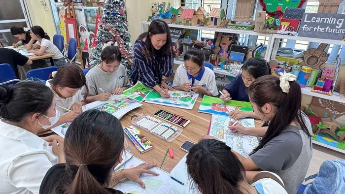 Cô giáo Lê Thị Lượng trong giờ hướng dẫn học sinh thực hành môn Mỹ thuật.