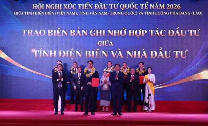 Trao biên bản ghi nhớ hợp tác đầu tư giữa tỉnh Điện Biên và nhà đầu tư.