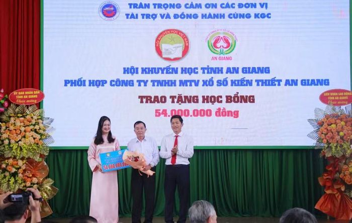 Nhà trường tiếp nhận học bổng từ các đơn vị tài trợ trong ngày khai giảng năm học mới.