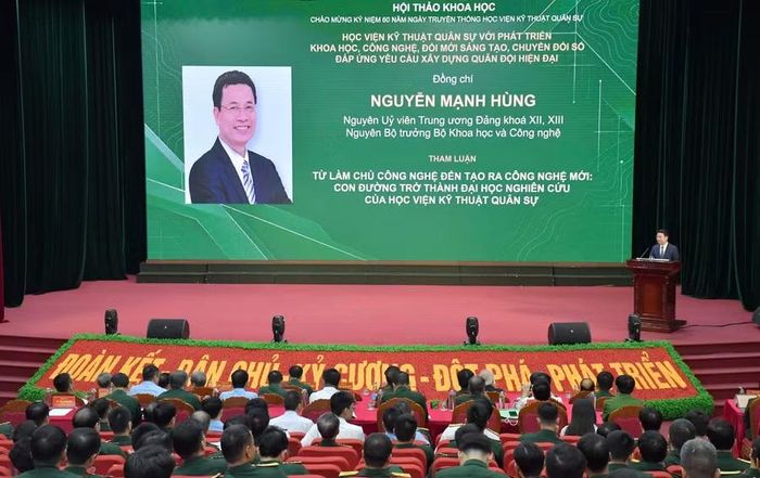 Ông Nguyễn Mạnh Hùng - nguyên Bộ trưởng Bộ Khoa học và Công nghệ tham luận tại hội thảo.
