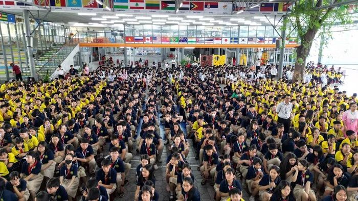 Đông đảo học sinh tham gia hưởng ứng chiến dịch “Không Một Mình” năm 2026.