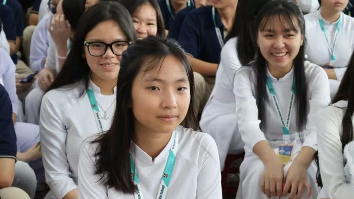 Học sinh tham gia lễ phát động chiến dịch "Không một mình" năm 2026.