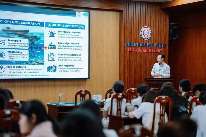 Các chuyên gia, nhà khoa học quốc tế trình bày báo cáo tại phiên toàn thể của Hội nghị IWT 2026.