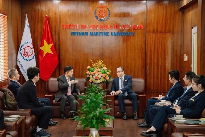 PGS.TS. Nguyễn Minh Đức - Phó Hiệu trưởng VMU tiếp và làm việc với GS. Paul Tae-Woo Lee và ông Sooyeob Kim trước thềm Hội nghị IWT 2026.