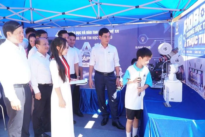Học sinh thực hành nói chuyện với robot tại lễ phát động tuần lễ hưởng ứng học tập suốt đời tỉnh Nghệ An năm 2026.