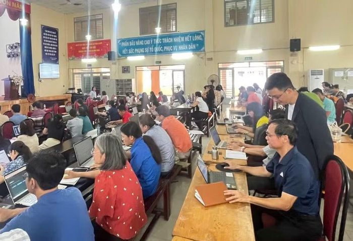 Trường THPT Trần Quang Khải tổ chức tập huấn, bồi dưỡng và thi chứng chỉ Generative AI Foundations cho cán bộ, giáo viên.