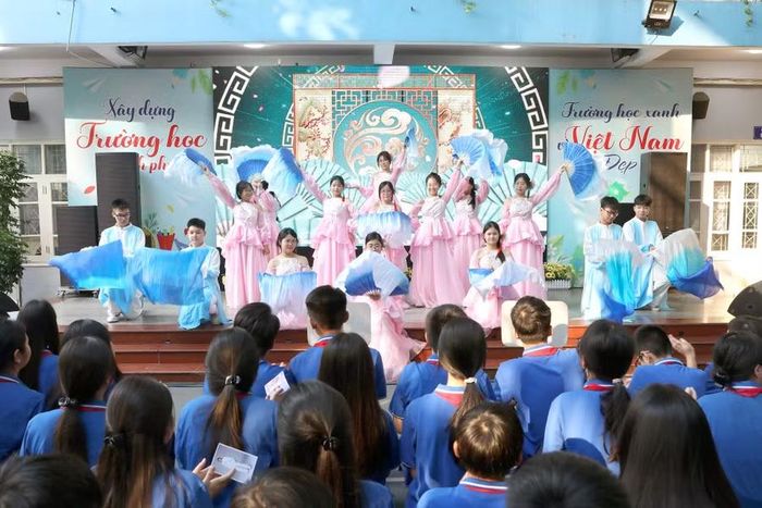 Những tiết mục văn nghệ được các em học sinh dàn dựng, biểu diễn.