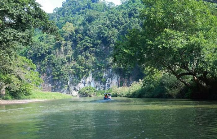 Đoàn khảo sát tại động Puông.